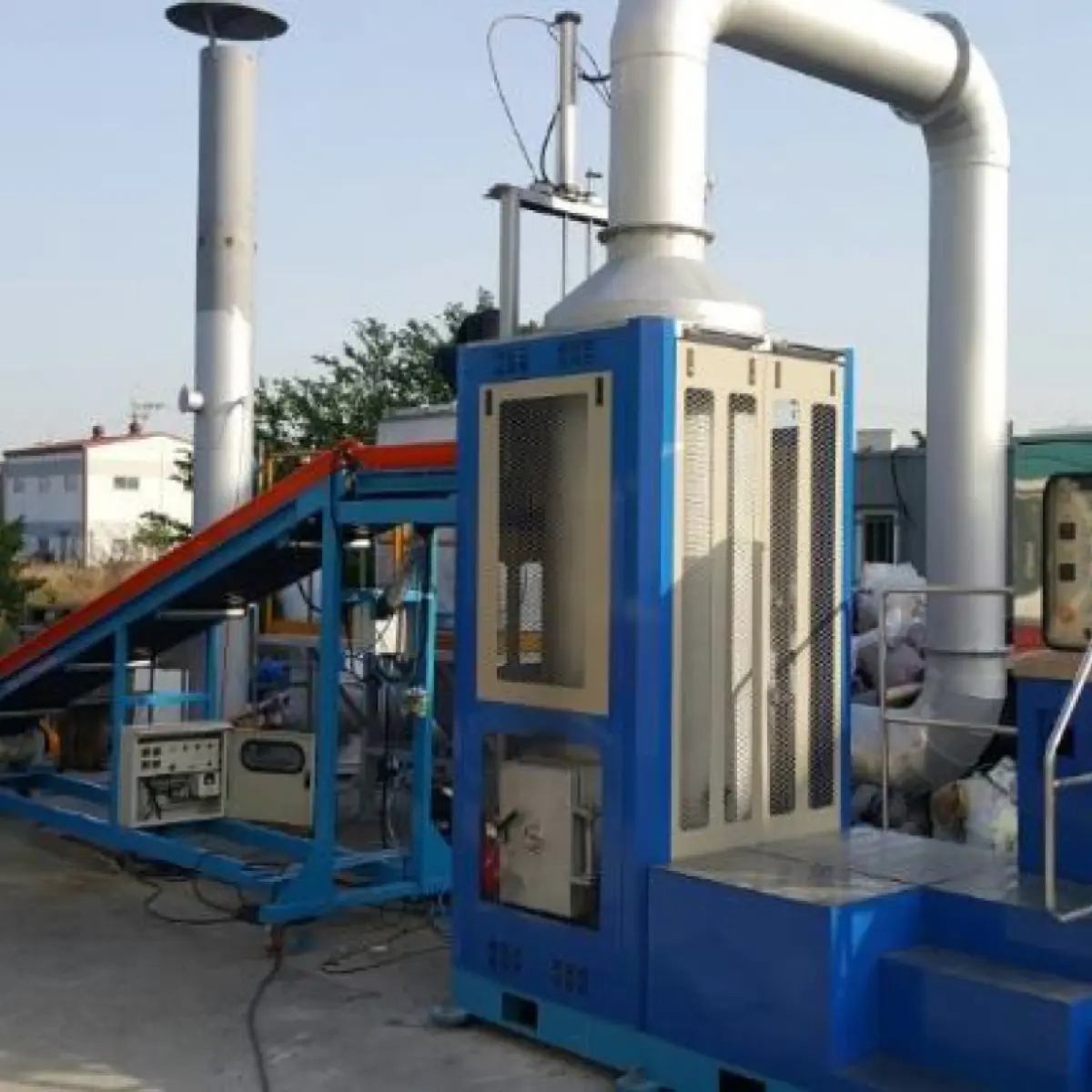 GREENASH unit with a conveyor feeding waste