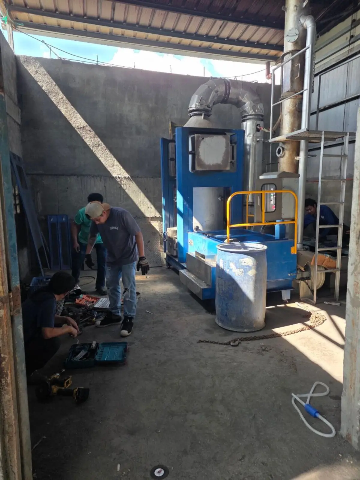 GEGT technicians assembling a GREENASH 5 stack